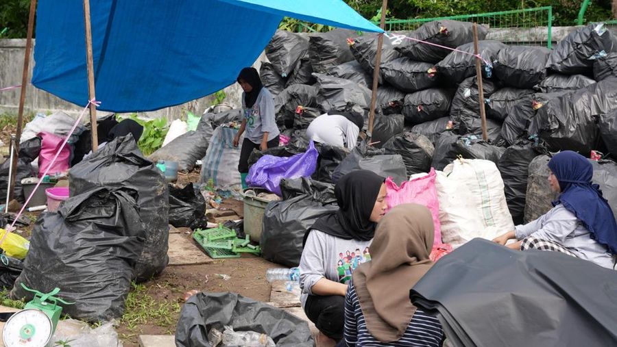 Ibu-ibu Bank Sampah Sidaya binaan IMIP sedang melakukan pemilahan sampah. (Foto: dokumentasi PT IMIP)