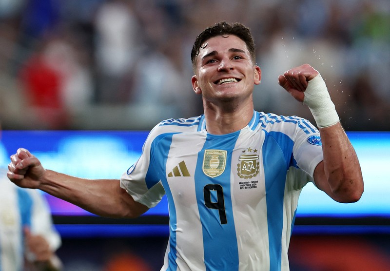 Enzo Fernandez dari Argentina melakukan selebrasi usai pertandingan bersama rekan satu timnya. (REUTERS/Agustin Marcarian)