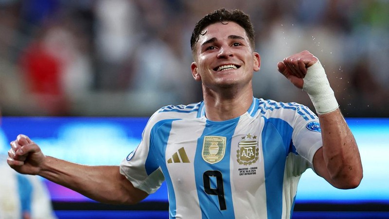 Enzo Fernandez dari Argentina melakukan selebrasi usai pertandingan bersama rekan satu timnya. (REUTERS/Agustin Marcarian)