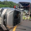 Potret Tabrakan Beruntun Tol Cipularang, Mobil Terguling-3 Orang Luka