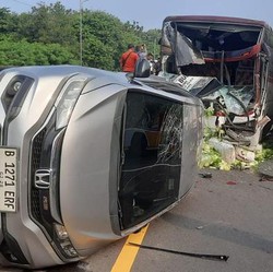 Potret Tabrakan Beruntun Tol Cipularang, Mobil Terguling-3 Orang Luka