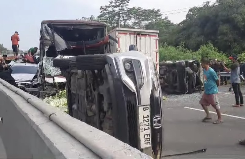 Kecelakaan beruntun terjadi di Tol Cipularang Km 86 Bandung arah Jakarta. (Dok. Istimewa) Kecelakaan beruntun terjadi di Tol Cipularang Km 86 Bandung arah Jakarta. (Dok. Istimewa)
