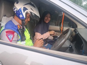 Macet di Jalan Layang Gelong Jakbar, Ternyata Ada Sopir Takut Ketinggian