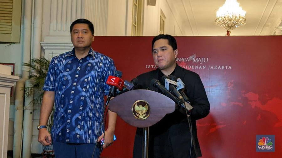 Ketua Umum PSSI sekaligus Menteri BUMN Erick Thohir bersama Ketua Panitia Piala Presiden Maruarar Sirait saat konferensi pers di Kompleks Istana Kepresidenan, Rabu (10/7/2024). (CNBC Indonesia/Emir Yanwardhana)