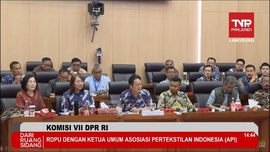 (kiri ke kanan) Ketua API Jawa Timur Sherlina Kawilarang, Wakil Ketua Umum API Bidang Perdagangan Luar Negeri Anne Patricia Susanto, Ketua Umum API Jemmy Kartiwa Sastratmaja, Ketua Umum Asosiasi Produsen Serat dan Benang Filament Indonesia (APSyFI) Redma Gita Wirawasta, dan Direktur Eksekutif API Danang Girindrawardana saat Komisi VII DPR RI Rapat Dengar Pendapat Umum terkait Permasalahan Terpuruknya Industri Tekstil Nasional., Rabu, 10 Juli 2024 (tangkapan layar Youtube)