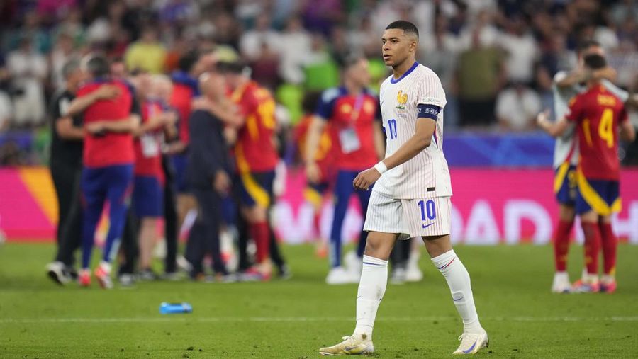 Para pemain Spanyol melakukan selebrasi usai laga semifinal Spanyol kontra Prancis pada turnamen sepak bola Euro 2024 di Munich, Jerman, Selasa, 9 Juli 2024. Spanyol menang 2-1. (AP Photo/Matthias Schrader)
