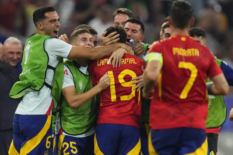 Para pemain Spanyol melakukan selebrasi usai laga semifinal Spanyol kontra Prancis pada turnamen sepak bola Euro 2024 di Munich, Jerman, Selasa, 9 Juli 2024. Spanyol menang 2-1. Para pemain Spanyol melakukan selebrasi usai laga semifinal Spanyol kontra Prancis pada turnamen sepak bola Euro 2024 di Munich, Jerman, Selasa, 9 Juli 2024. Spanyol menang 2-1. (AP Photo/Matthias Schrader)