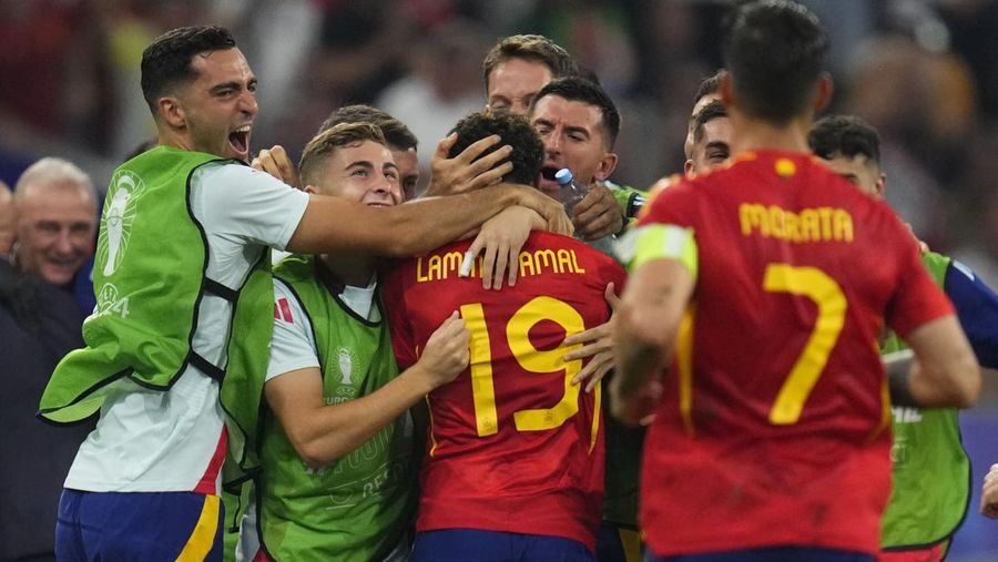 Para pemain Spanyol melakukan selebrasi usai laga semifinal Spanyol kontra Prancis pada turnamen sepak bola Euro 2024 di Munich, Jerman, Selasa, 9 Juli 2024. Spanyol menang 2-1. (AP Photo/Matthias Schrader)