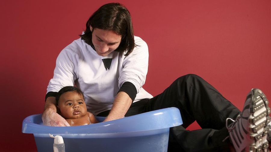 Lionel Messi bersama Lamine Yamal dari Spanyol saat masih bayi. (AP Photo/Joan Monfort)