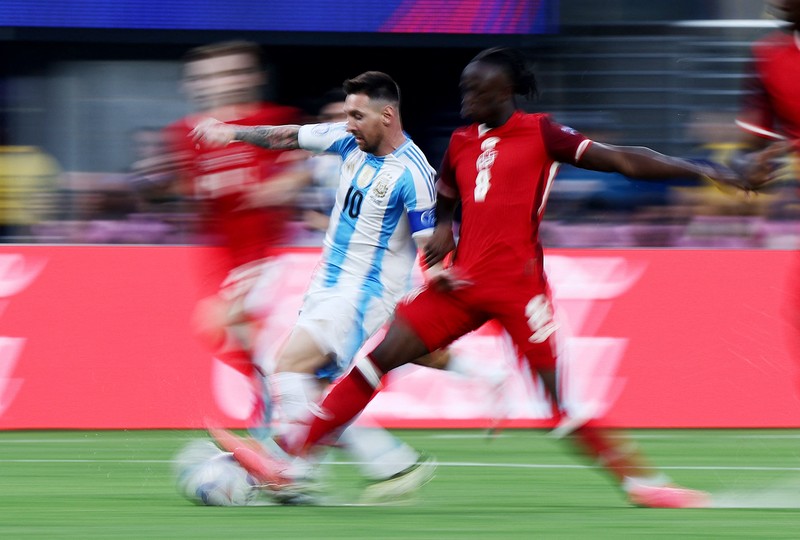 Enzo Fernandez dari Argentina melakukan selebrasi usai pertandingan bersama rekan satu timnya. (REUTERS/Agustin Marcarian)