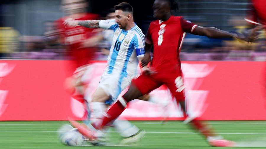 Enzo Fernandez dari Argentina melakukan selebrasi usai pertandingan bersama rekan satu timnya. (REUTERS/Agustin Marcarian)