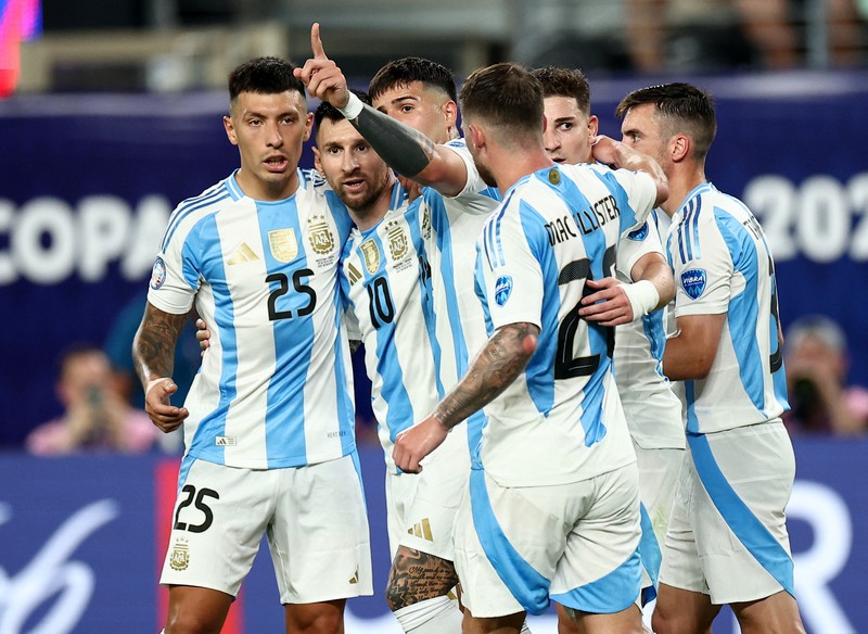 Enzo Fernandez dari Argentina melakukan selebrasi usai pertandingan bersama rekan satu timnya. (REUTERS/Agustin Marcarian)