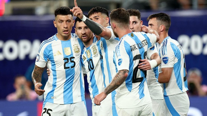 Enzo Fernandez dari Argentina melakukan selebrasi usai pertandingan bersama rekan satu timnya. (REUTERS/Agustin Marcarian)
