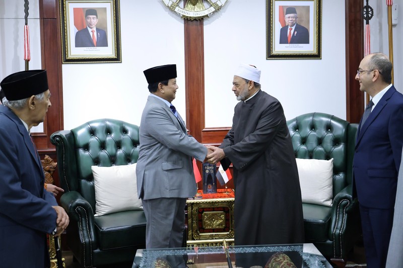 Menteri Pertahanan (Menhan) RI Prabowo Subianto menerima kunjungan dari Grand Syekh atau Imam Besar Al Azhar Mesir, Ahmed Al Tayeb di Kementerian Pertahanan, Rabu (10/7/2024). (Dok. Kementerian Pertahanan)