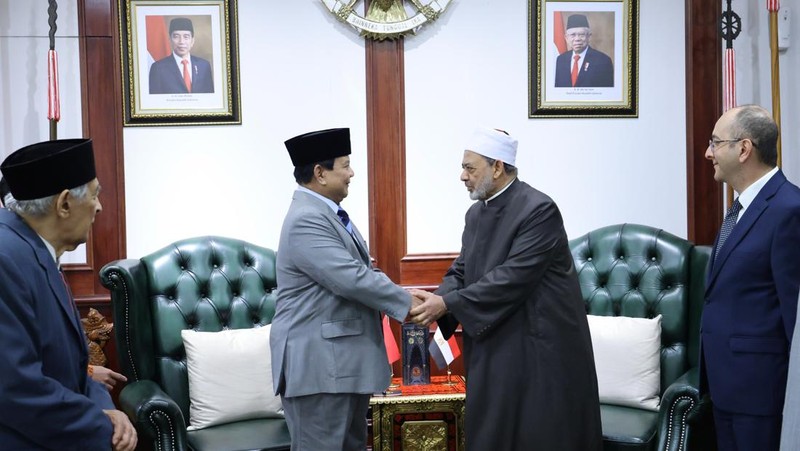 Menteri Pertahanan (Menhan) RI Prabowo Subianto menerima kunjungan dari Grand Syekh atau Imam Besar Al Azhar Mesir, Ahmed Al Tayeb di Kementerian Pertahanan, Rabu (10/7/2024). (Dok. Kementerian Pertahanan)