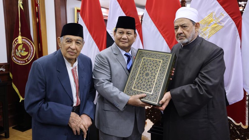 Menteri Pertahanan (Menhan) RI Prabowo Subianto menerima kunjungan dari Grand Syekh atau Imam Besar Al Azhar Mesir, Ahmed Al Tayeb di Kementerian Pertahanan, Rabu (10/7/2024). (Dok. Kementerian Pertahanan)