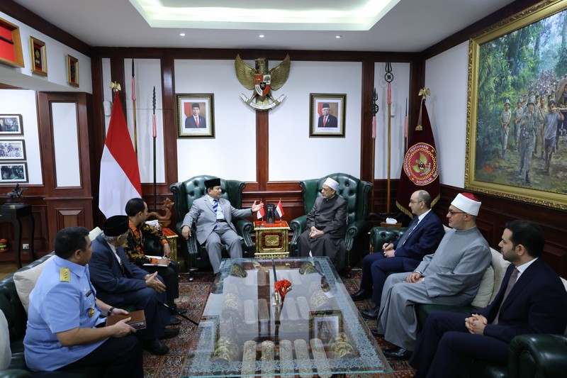 Menteri Pertahanan (Menhan) RI Prabowo Subianto menerima kunjungan dari Grand Syekh atau Imam Besar Al Azhar Mesir, Ahmed Al Tayeb di Kementerian Pertahanan, Rabu (10/7/2024). (Dok. Kementerian Pertahanan)