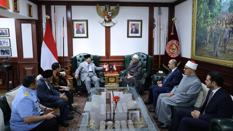 Menteri Pertahanan (Menhan) RI Prabowo Subianto menerima kunjungan dari Grand Syekh atau Imam Besar Al Azhar Mesir, Ahmed Al Tayeb di Kementerian Pertahanan, Rabu (10/7/2024). (Dok. Kementerian Pertahanan)