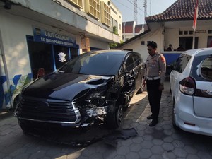 Diduga Mabuk, Pemobil Tabrak Lari Taksi Online Parkir Dekat Masjid Syuhada