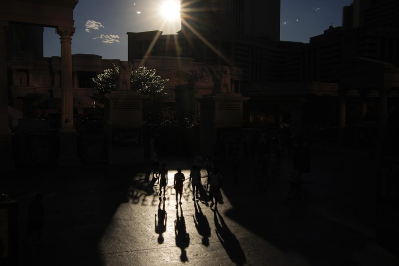 Fernando Toledo menyeka wajahnya dengan handuk dingin saat cuaca sangat panas di Calexico, California, AS, 7 Juli 2024. (REUTERS/Zoe Meyers)