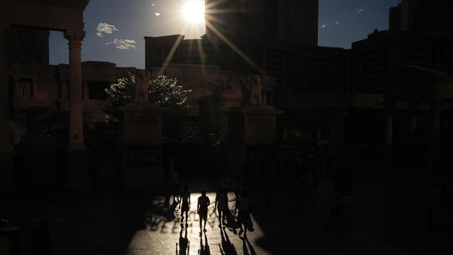 Orang-orang berjalan di bawah sinar matahari di sepanjang Las Vegas Strip, Minggu, 7 Juli 2024, di Las Vegas. Dulunya tidak terlalu panas, penduduk Las Vegas sekarang mengamati termometer karena kota gurun ini pada hari Rabu berada di jalur yang tepat untuk mencatat rekor hari-hari paling berturut-turut di atas 115 derajat (46,1 C) di tengah musim panas yang diperkirakan akan terus terik. Amerika hingga akhir pekan. (AP Photo/John Locher, File)