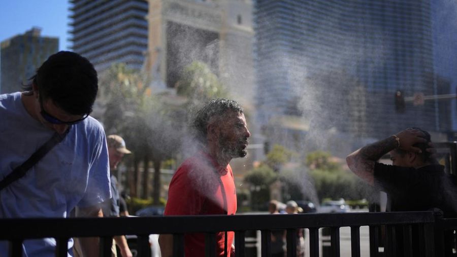 Fernando Toledo menyeka wajahnya dengan handuk dingin saat cuaca sangat panas di Calexico, California, AS, 7 Juli 2024. (REUTERS/Zoe Meyers)