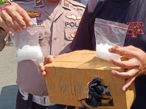 Sopir Mobil Travel Serahkan Paket Sepatu Isi Sabu ke Polantas Surabaya