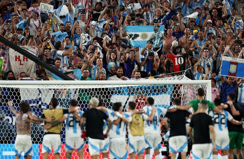 Enzo Fernandez dari Argentina melakukan selebrasi usai pertandingan bersama rekan satu timnya. (REUTERS/Agustin Marcarian)