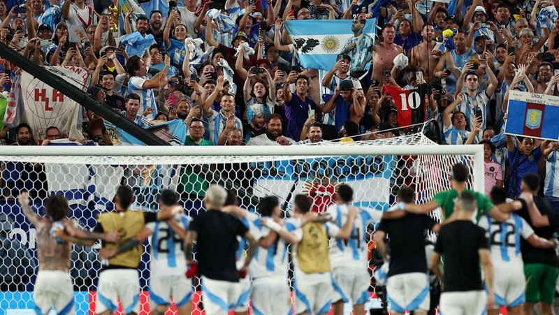 Enzo Fernandez dari Argentina melakukan selebrasi usai pertandingan bersama rekan satu timnya. (REUTERS/Agustin Marcarian)
