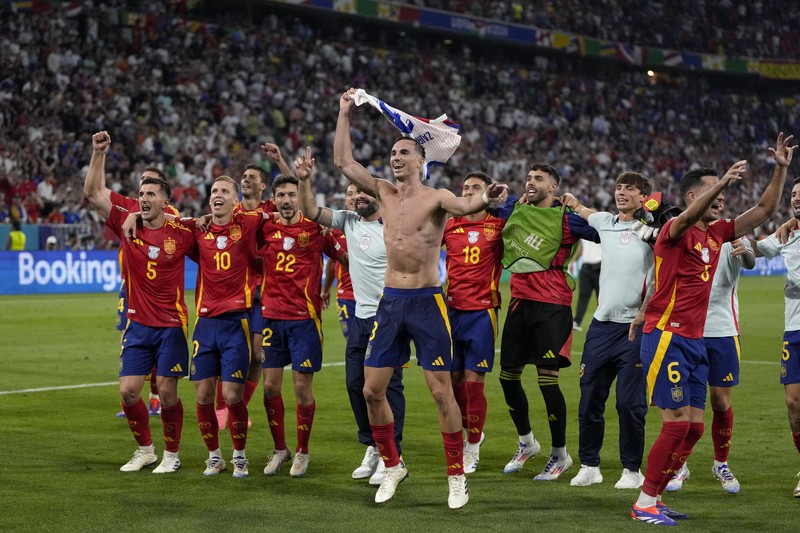 Para pemain Spanyol melakukan selebrasi usai laga semifinal Spanyol kontra Prancis pada turnamen sepak bola Euro 2024 di Munich, Jerman, Selasa, 9 Juli 2024. Spanyol menang 2-1. (AP Photo/Matthias Schrader)