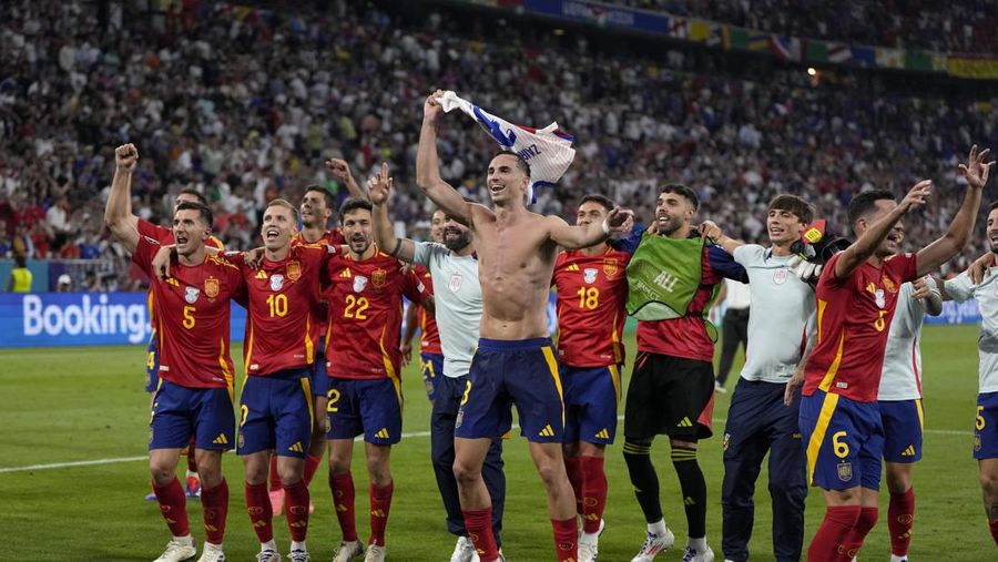 Para pemain Spanyol melakukan selebrasi usai laga semifinal Spanyol kontra Prancis pada turnamen sepak bola Euro 2024 di Munich, Jerman, Selasa, 9 Juli 2024. Spanyol menang 2-1. (AP Photo/Matthias Schrader)