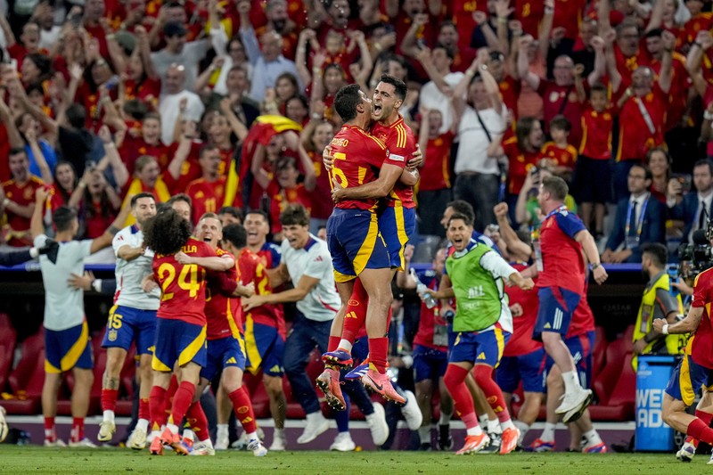 Para pemain Spanyol melakukan selebrasi usai laga semifinal Spanyol kontra Prancis pada turnamen sepak bola Euro 2024 di Munich, Jerman, Selasa, 9 Juli 2024. Spanyol menang 2-1. (AP Photo/Matthias Schrader)