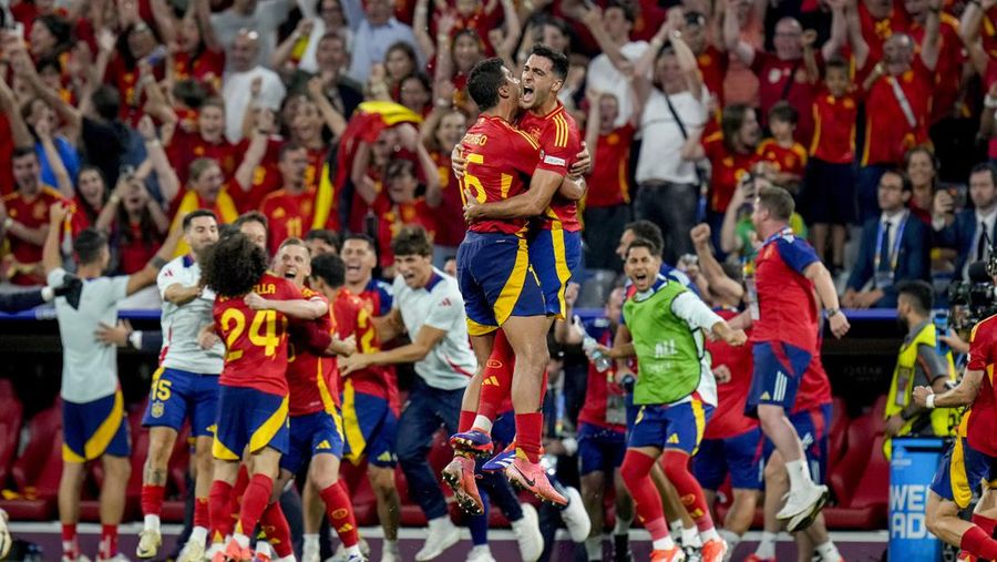 Para pemain Spanyol melakukan selebrasi usai laga semifinal Spanyol vs Prancis pada turnamen sepak bola Euro 2024 di Munich, Jerman, Selasa, 9 Juli 2024. Meninggalkan Rodri dari Spanyol. (AP Photo/Hassan Ammar)