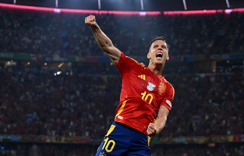 Para pemain Spanyol melakukan selebrasi usai laga semifinal Spanyol kontra Prancis pada turnamen sepak bola Euro 2024 di Munich, Jerman, Selasa, 9 Juli 2024. Spanyol menang 2-1. (AP Photo/Matthias Schrader)
