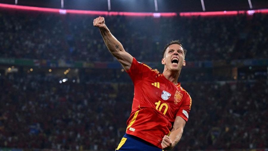 Para pemain Spanyol melakukan selebrasi usai laga semifinal Spanyol kontra Prancis pada turnamen sepak bola Euro 2024 di Munich, Jerman, Selasa, 9 Juli 2024. Spanyol menang 2-1. (AP Photo/Matthias Schrader)