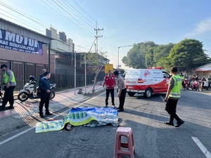 Pengendara Motor di Blitar Tewas Tertabrak Truk yang Gagal Nyalip