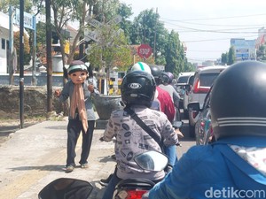 Pengamen Bertopeng Badut Resahkan Warga Kota Cirebon
