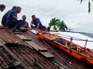 Damkar Jambi Bantu Evakuasi Pria Kena Stroke Saat Perbaiki Atap Rumah