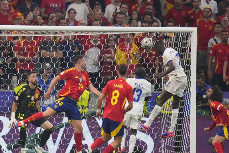 Para pemain Spanyol melakukan selebrasi usai laga semifinal Spanyol kontra Prancis pada turnamen sepak bola Euro 2024 di Munich, Jerman, Selasa, 9 Juli 2024. Spanyol menang 2-1. (AP Photo/Matthias Schrader)