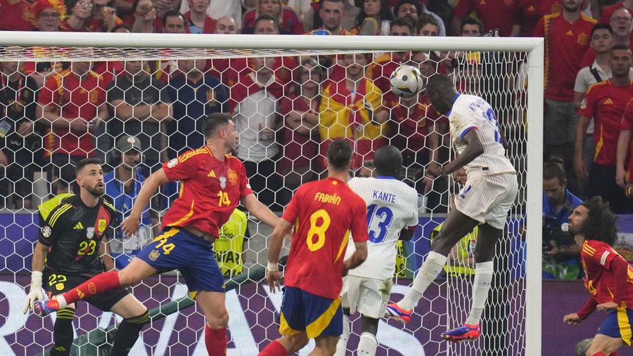 Para pemain Spanyol melakukan selebrasi usai laga semifinal Spanyol kontra Prancis pada turnamen sepak bola Euro 2024 di Munich, Jerman, Selasa, 9 Juli 2024. Spanyol menang 2-1. (AP Photo/Matthias Schrader)