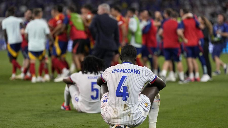 Para pemain Spanyol melakukan selebrasi usai laga semifinal Spanyol kontra Prancis pada turnamen sepak bola Euro 2024 di Munich, Jerman, Selasa, 9 Juli 2024. Spanyol menang 2-1. (AP Photo/Matthias Schrader)