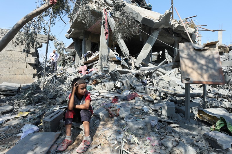 Warga Palestina memeriksa sebuah rumah yang hancur akibat serangan Israel, di tengah konflik Israel-Hamas, di kamp pengungsi Nuseirat, di Jalur Gaza tengah, 9 Juli 2024. Warga Palestina memeriksa sebuah rumah yang hancur akibat serangan Israel, di tengah konflik Israel-Hamas, di kamp pengungsi Nuseirat, di Jalur Gaza tengah, 9 Juli 2024. (REUTERS/Ramadan Abed)