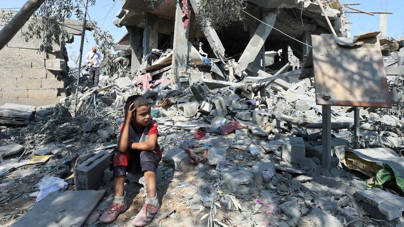 Warga Palestina memeriksa sebuah rumah yang hancur akibat serangan Israel, di tengah konflik Israel-Hamas, di kamp pengungsi Nuseirat, di Jalur Gaza tengah, 9 Juli 2024. (REUTERS/Ramadan Abed)