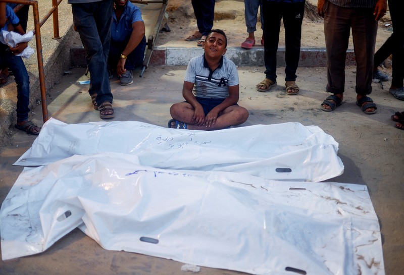 Warga Palestina memeriksa sebuah rumah yang hancur akibat serangan Israel, di tengah konflik Israel-Hamas, di kamp pengungsi Nuseirat, di Jalur Gaza tengah, 9 Juli 2024. (REUTERS/Ramadan Abed)