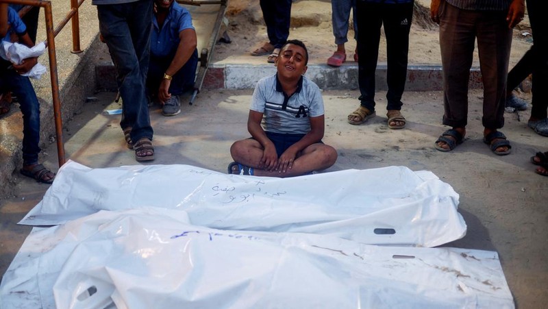 Warga Palestina memeriksa sebuah rumah yang hancur akibat serangan Israel, di tengah konflik Israel-Hamas, di kamp pengungsi Nuseirat, di Jalur Gaza tengah, 9 Juli 2024. (REUTERS/Ramadan Abed)