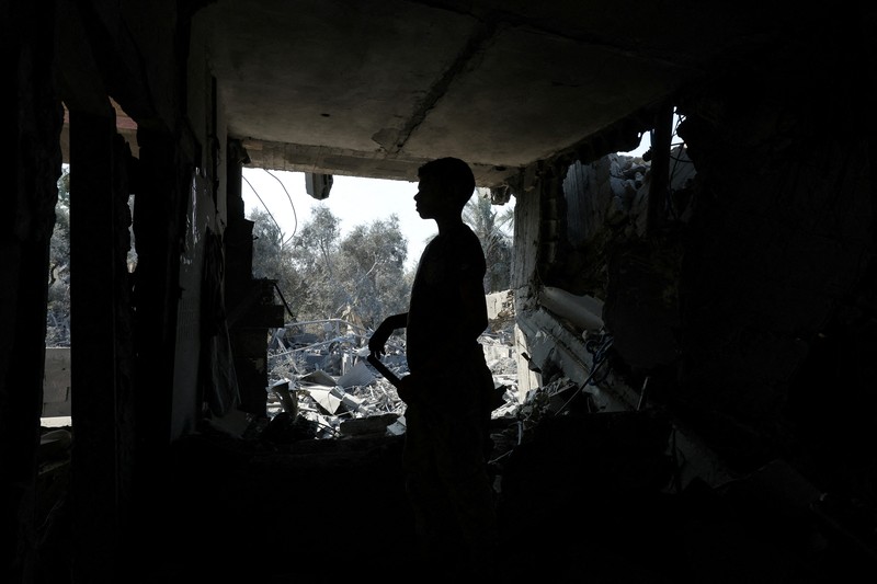 Warga Palestina memeriksa sebuah rumah yang hancur akibat serangan Israel, di tengah konflik Israel-Hamas, di kamp pengungsi Nuseirat, di Jalur Gaza tengah, 9 Juli 2024. Warga Palestina memeriksa sebuah rumah yang hancur akibat serangan Israel, di tengah konflik Israel-Hamas, di kamp pengungsi Nuseirat, di Jalur Gaza tengah, 9 Juli 2024. (REUTERS/Ramadan Abed)