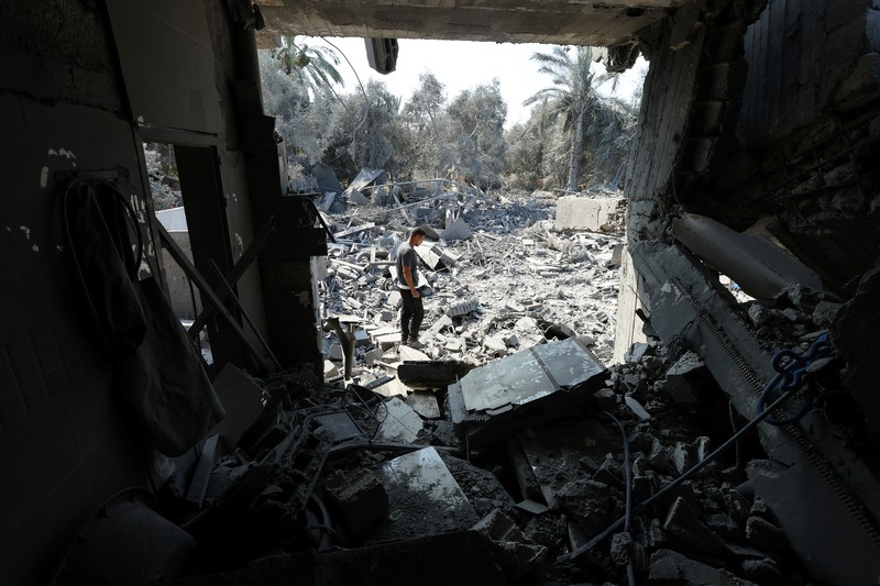 Warga Palestina memeriksa sebuah rumah yang hancur akibat serangan Israel, di tengah konflik Israel-Hamas, di kamp pengungsi Nuseirat, di Jalur Gaza tengah, 9 Juli 2024. Warga Palestina memeriksa sebuah rumah yang hancur akibat serangan Israel, di tengah konflik Israel-Hamas, di kamp pengungsi Nuseirat, di Jalur Gaza tengah, 9 Juli 2024. (REUTERS/Ramadan Abed)