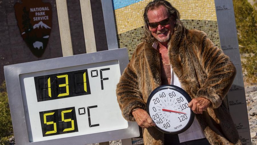 Fernando Toledo menyeka wajahnya dengan handuk dingin saat cuaca sangat panas di Calexico, California, AS, 7 Juli 2024. (REUTERS/Zoe Meyers)