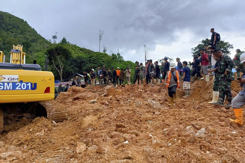 Tim penyelamat mencari korban di lokasi longsor di Suwawa, Pulau Sulawesi, Indonesia, Rabu (10/7/2024). (BASARNAS via AP)