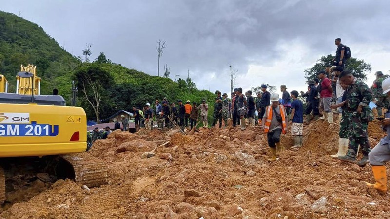Tim penyelamat mencari korban di lokasi longsor di Suwawa, Pulau Sulawesi, Indonesia, Rabu (10/7/2024). (BASARNAS via AP)